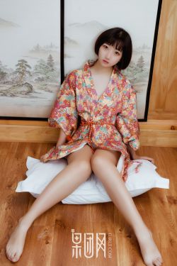 美女被脱内衣挠痒痒